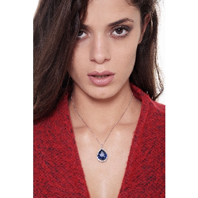 Collier en or blanc 18k avec saphir bleu et 26 diamants brillants