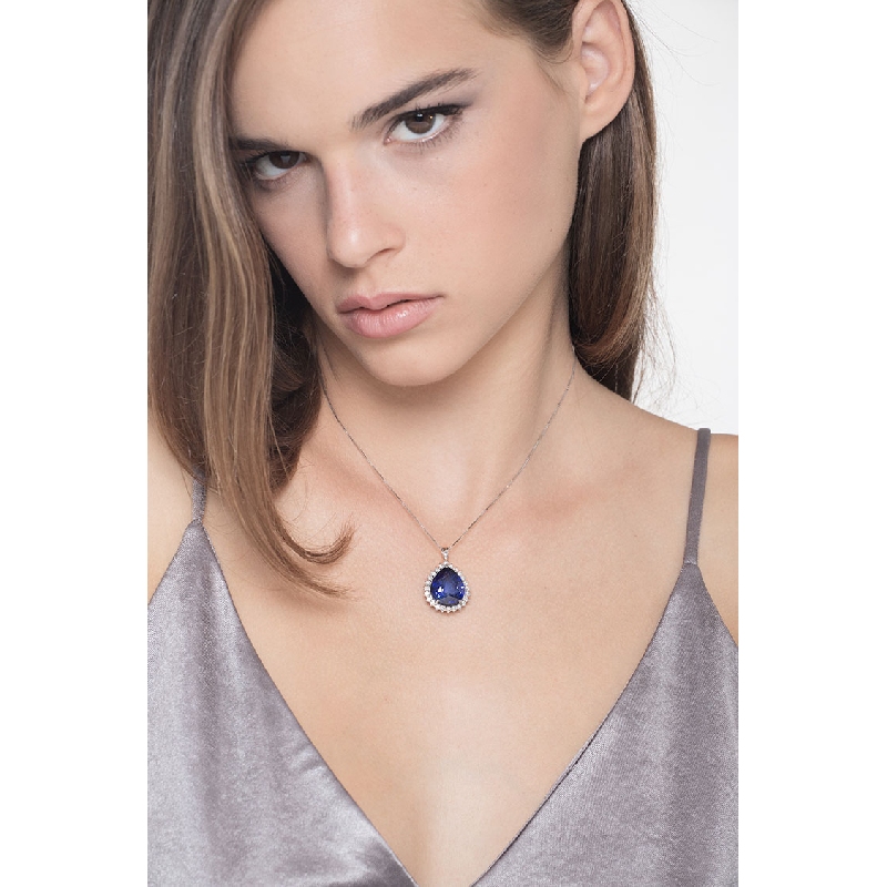 Collier en or blanc 18k avec saphir bleu et halo de diamants Collier en or blanc 18k avec saphir bleu et halo de diamants