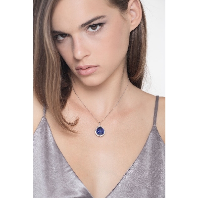 Collier en or blanc 18k avec saphir bleu et halo de diamants