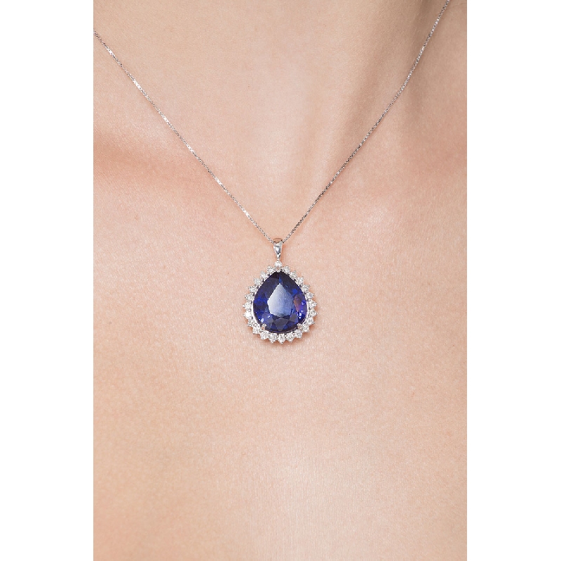 Collier en or blanc 18k avec saphir bleu et halo de diamants Collier en or blanc 18k avec saphir bleu et halo de diamants