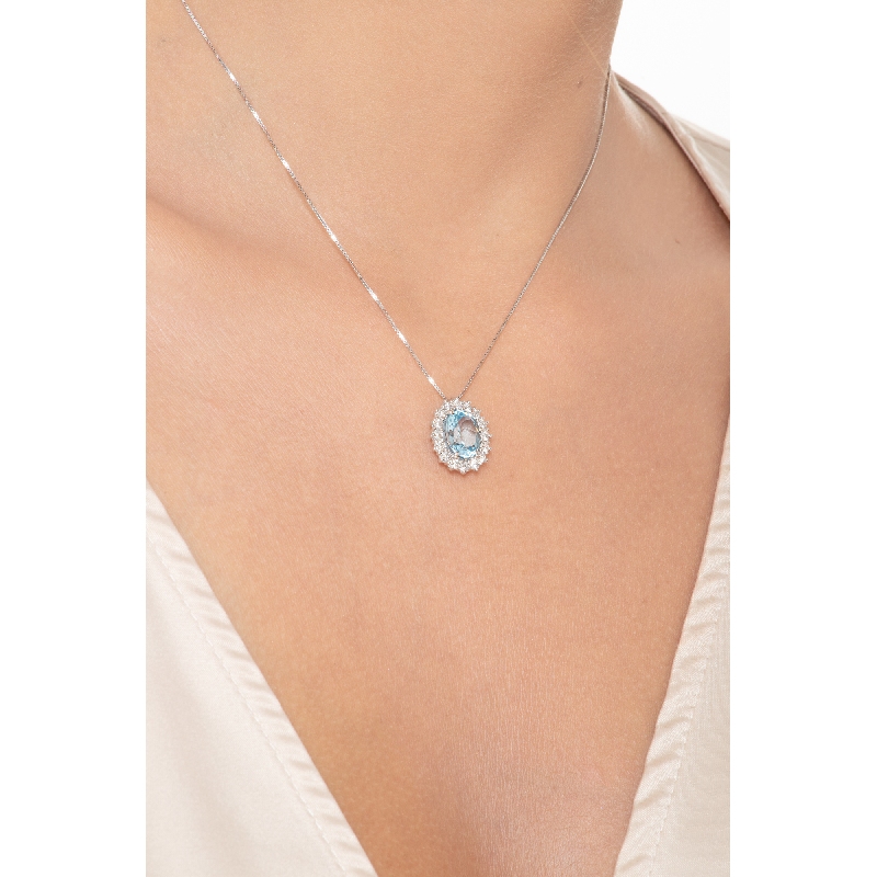 Collier halo en or blanc 18k avec pendentif en aigue-marine ovale diamants