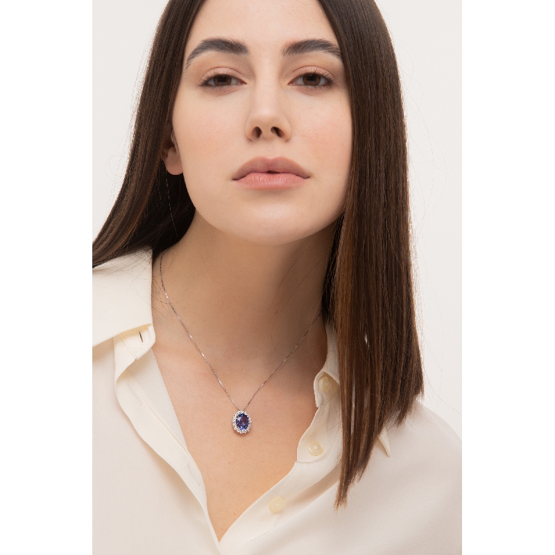 Collier halo en or blanc 18k avec tanzanite et diamants Collier halo en or blanc 18k avec tanzanite et diamants