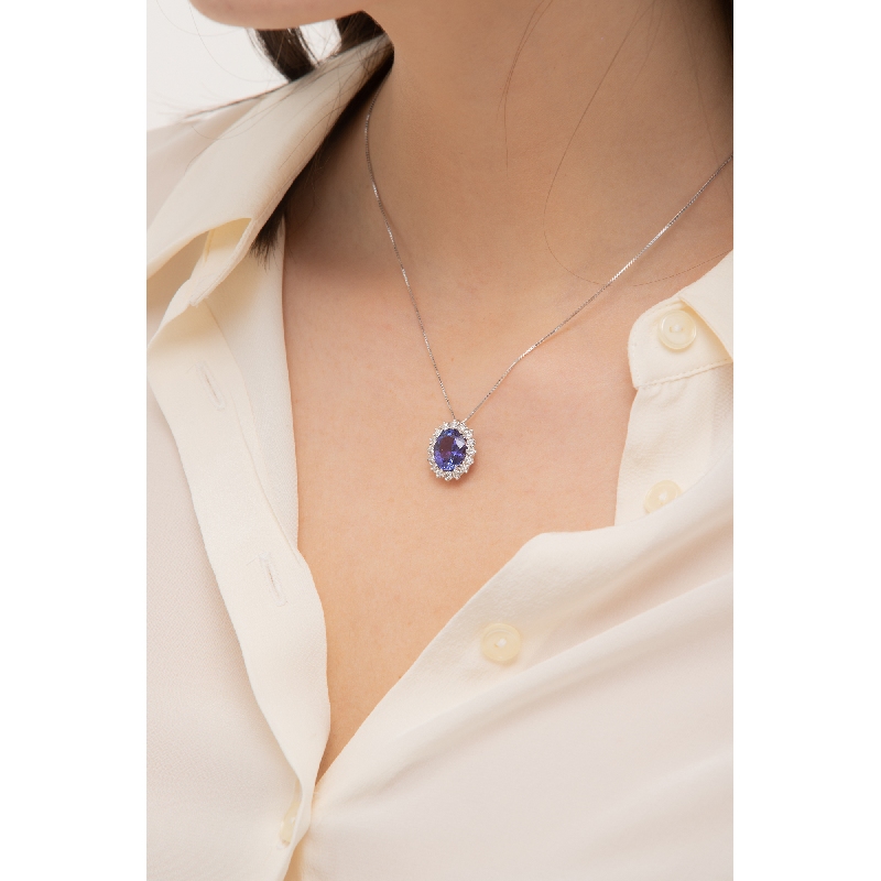 Collier halo en or blanc 18k avec tanzanite et diamants Collier halo en or blanc 18k avec tanzanite et diamants