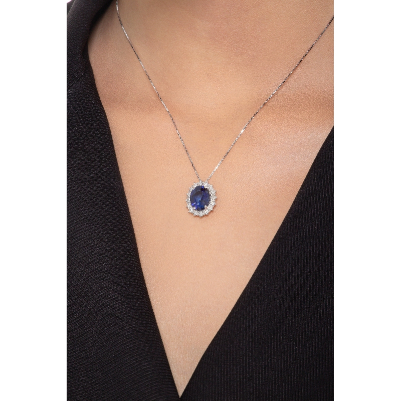 Pendentif en or blanc 18 ct avec saphir bleu taille ovale et halo diamants Pendentif en or blanc 18 ct avec saphir bleu taille ovale et halo diamants
