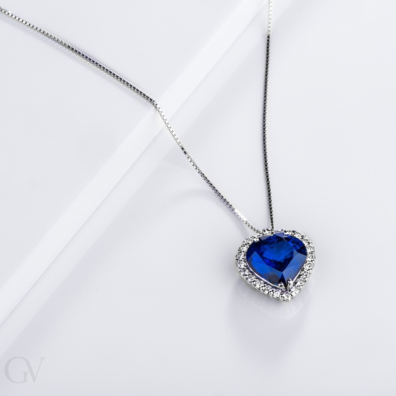 Collier en or blanc 18k avec cœur en diamants et saphir bleu