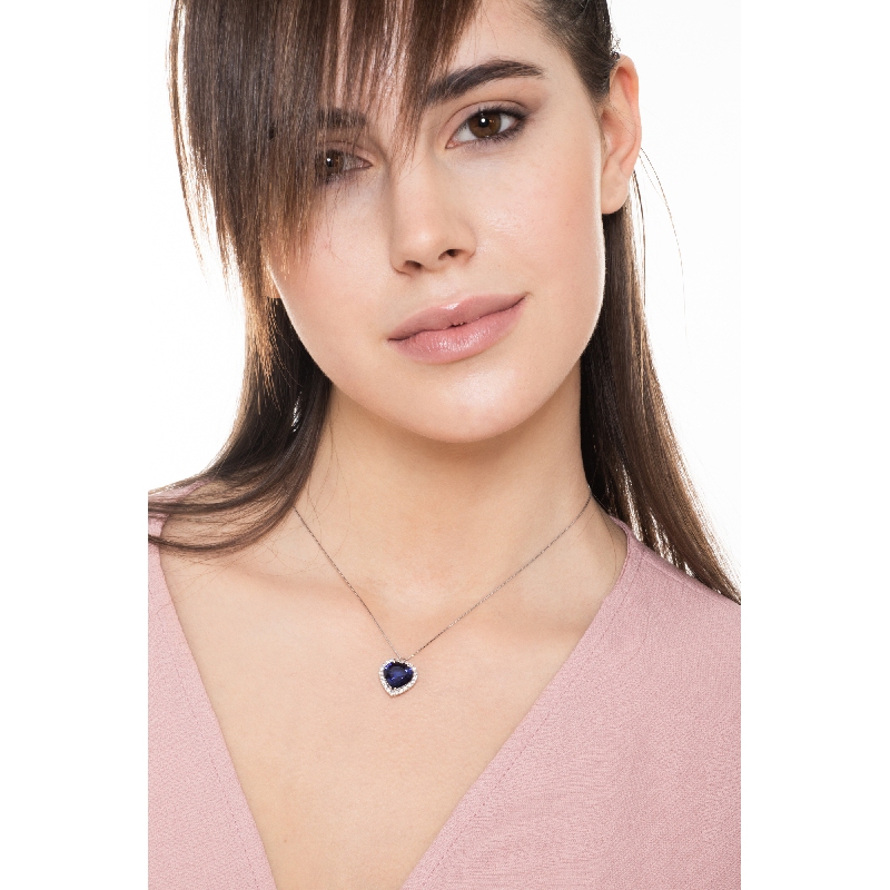 Collier en or blanc 18k avec cœur en diamants et saphir bleu