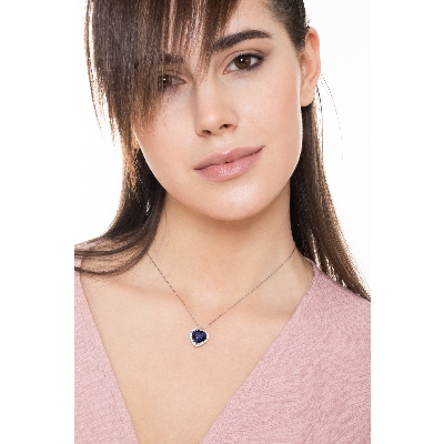 Collier en or blanc 18k avec cœur en diamants et saphir bleu