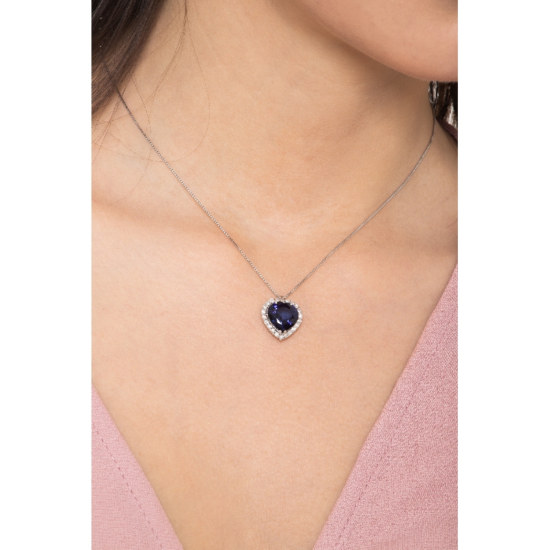 Collier en or blanc 18k avec cœur en diamants et saphir bleu
