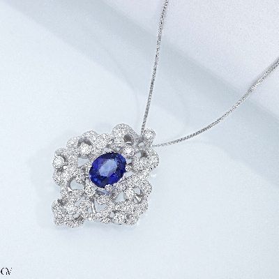 Collier en or blanc 18k avec pendentif rosace saphir bleu et diamants