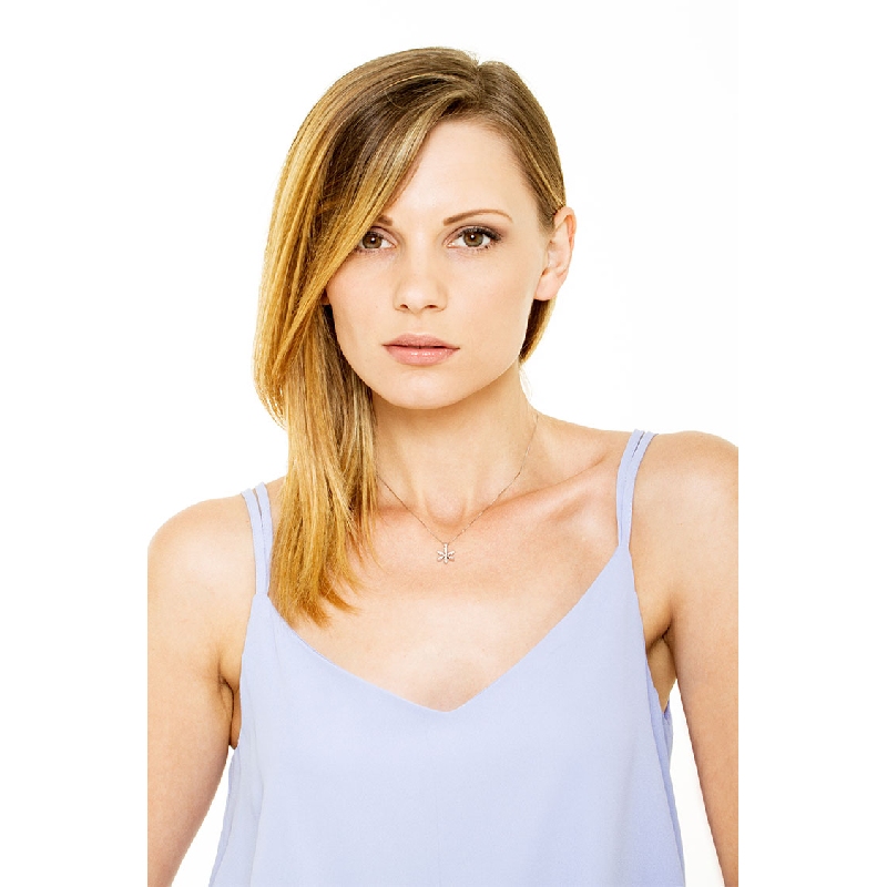 Collier en Or Blanc 18k avec Pendentif Fleur et Diamants Brillants Collier en Or Blanc 18k avec Pendentif Fleur et Diamants Brillants