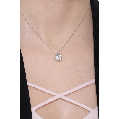 Collier en or blanc 18k avec pendentif rond pavé de diamants