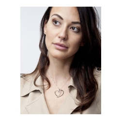 Collier en or blanc 18k avec pendentif cœur et diamants blancs et noirs 2