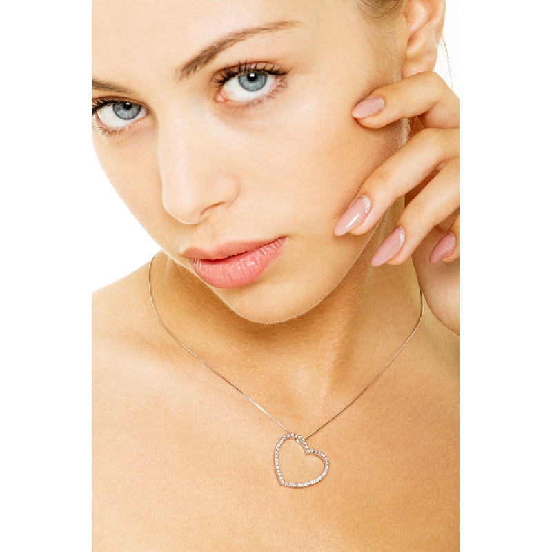 Collier en or blanc 18k avec pendentif cœur serti de diamants