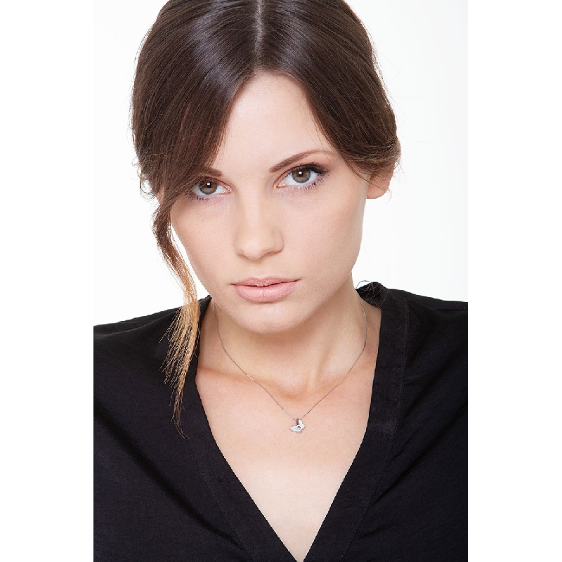 Collier avec pendentif en forme de papillon en or blanc 18k avec diamants