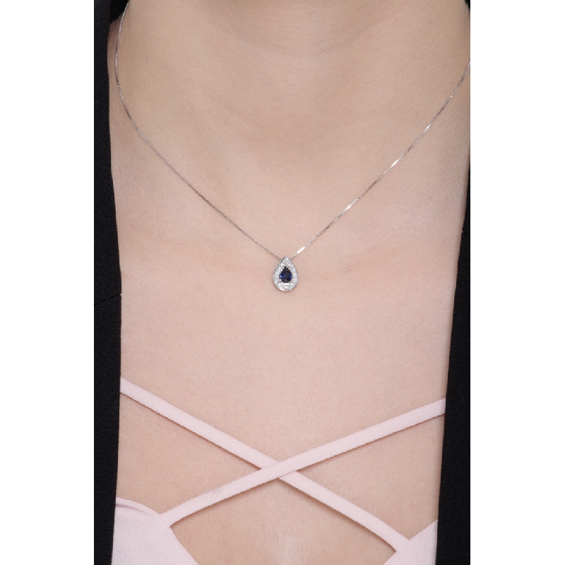Collier en or blanc 750 avec diamants et saphir bleu Collier en or blanc 750 avec diamants et saphir bleu