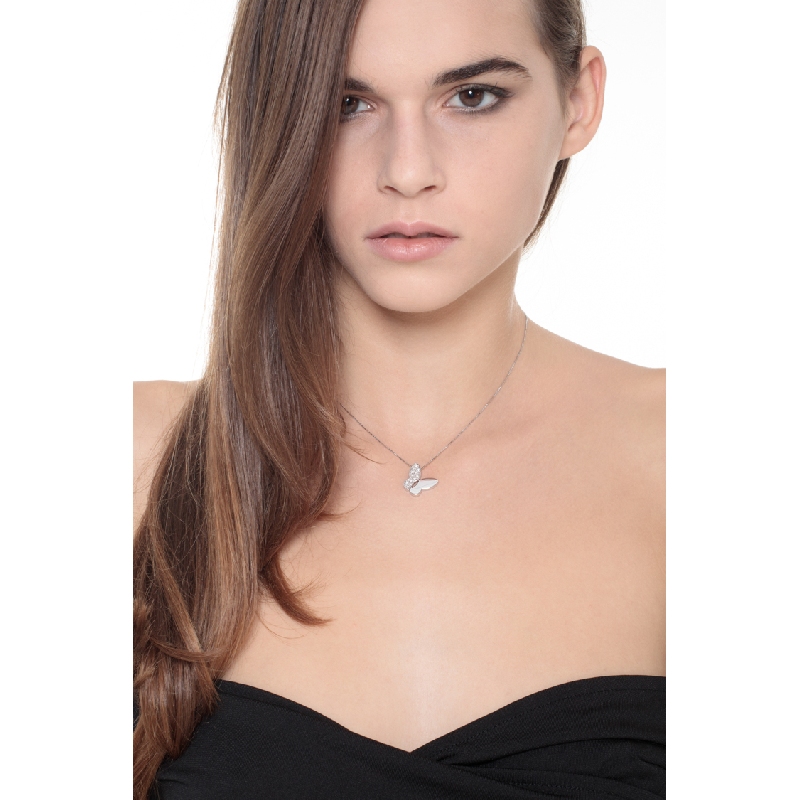 Collier en or blanc 18k avec pendentif papillon et diamants 15 mm