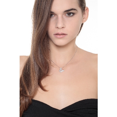 Collier en or blanc 18k avec pendentif papillon et diamants 15 mm