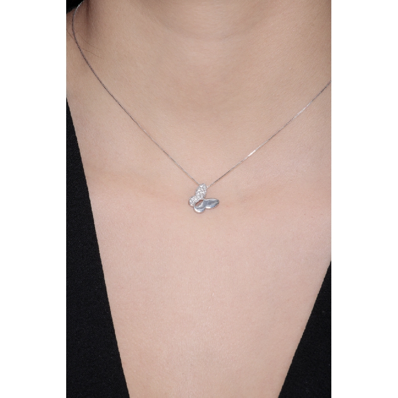 Collier en or blanc 18k avec pendentif papillon et diamants 12 mm