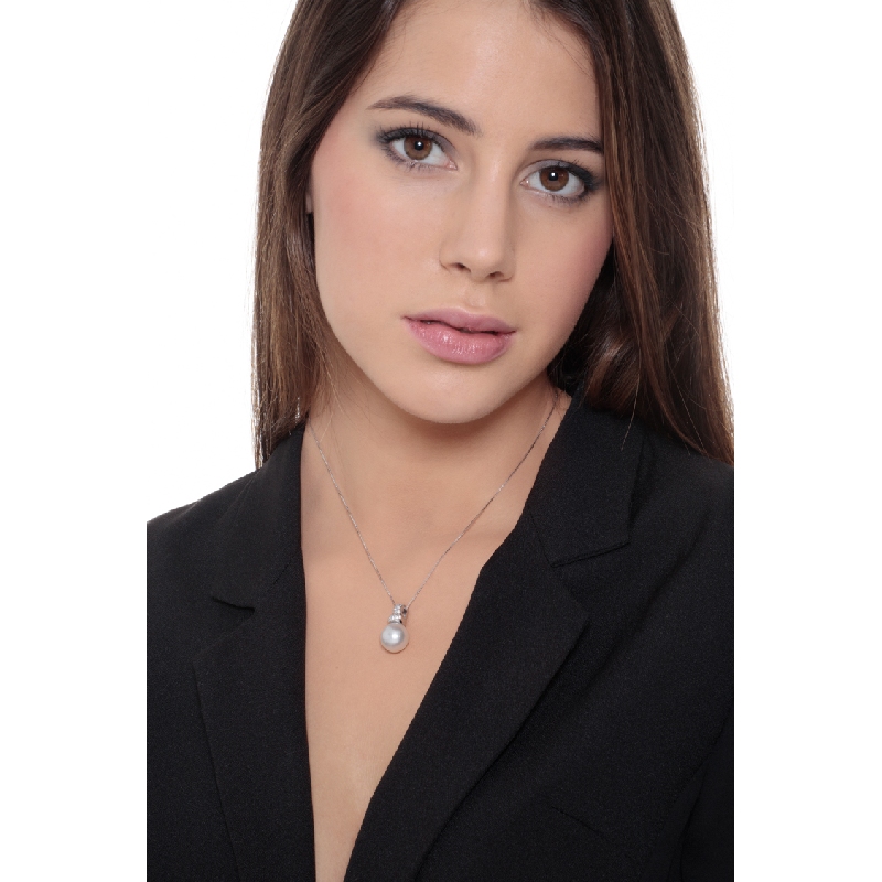 Collier en or blanc 18k avec diamants taille brillant et perle naturelle  Collier en or blanc 18k avec diamants taille brillant et perle naturelle