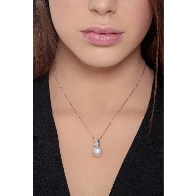 Collier en or blanc 18k avec diamants taille brillant et perle naturelle 