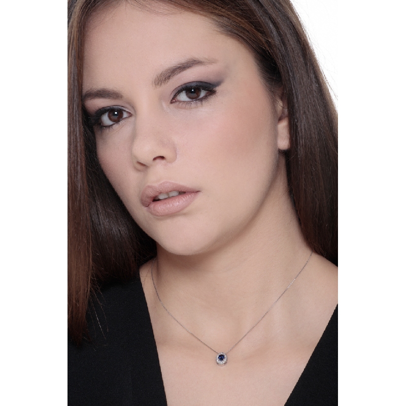 Collier en or blanc 18K saphir bleu et diamants latéraux