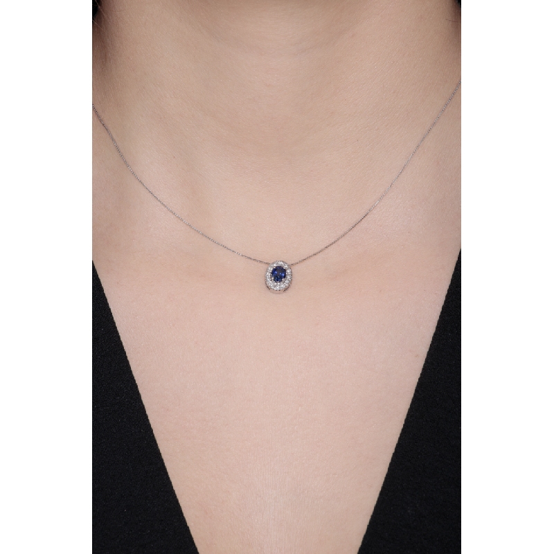 Collier en or blanc 18K saphir bleu et diamants latéraux