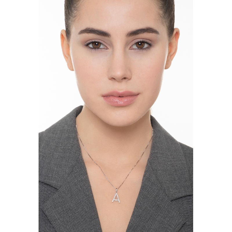 Collier avec lettre A en or blanc 750 et diamants  Collier avec lettre A en or blanc 750 et diamants