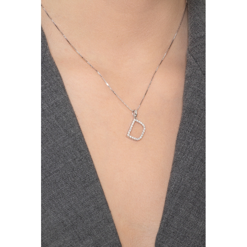 Collier personnalisé avec lettre  D en or blanc 750 et diamants Collier personnalisé avec lettre  D en or blanc 750 et diamants