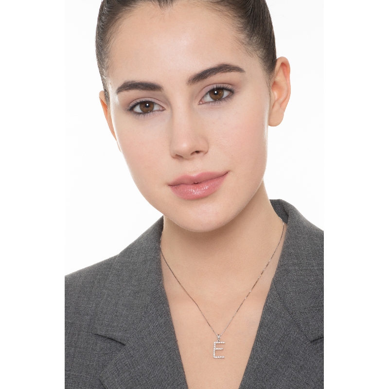 Collier avec lettre  E en or blanc 750 et diamants  Collier avec lettre  E en or blanc 750 et diamants