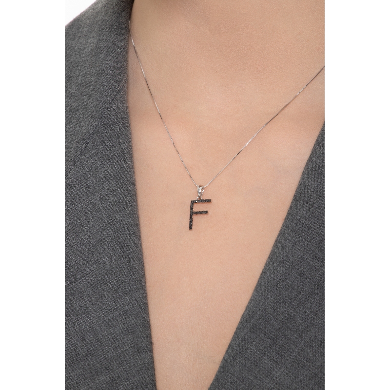 Collier or 18k avec pendentif lettre F serti en diamants noirs Collier or 18k avec pendentif lettre F serti en diamants noirs