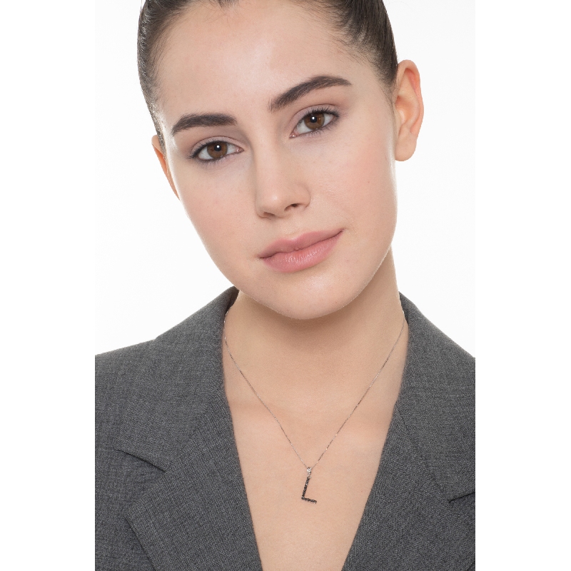 Collier en or blanc 18 carats avec pendentif lettre L gravée et diamants noirs