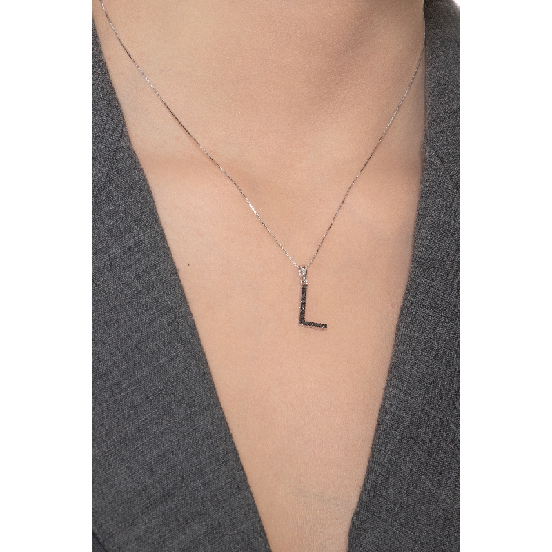 Collier en or blanc 18 carats avec pendentif lettre L gravée et diamants noirs