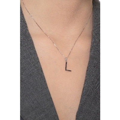 Collier en or blanc 18 carats avec pendentif lettre L gravée et diamants noirs