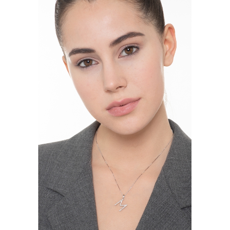 Chaîne en or blanc 18k avec pendentif lettre M et diamants