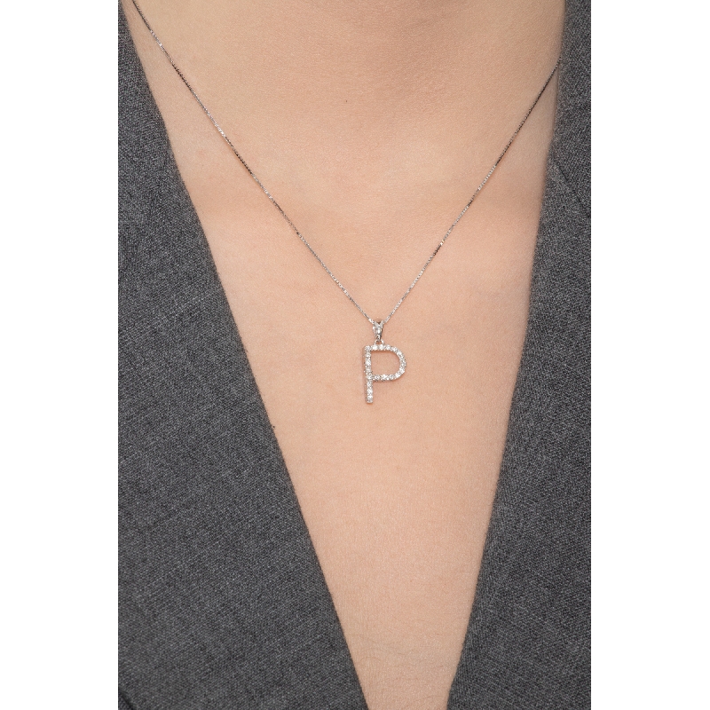 Collier avec lettre  P en or blanc 750 et diamants Collier avec lettre  P en or blanc 750 et diamants