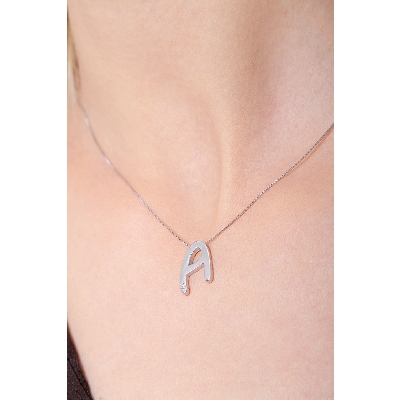 Collier avec lettre  A en or blanc et diamants