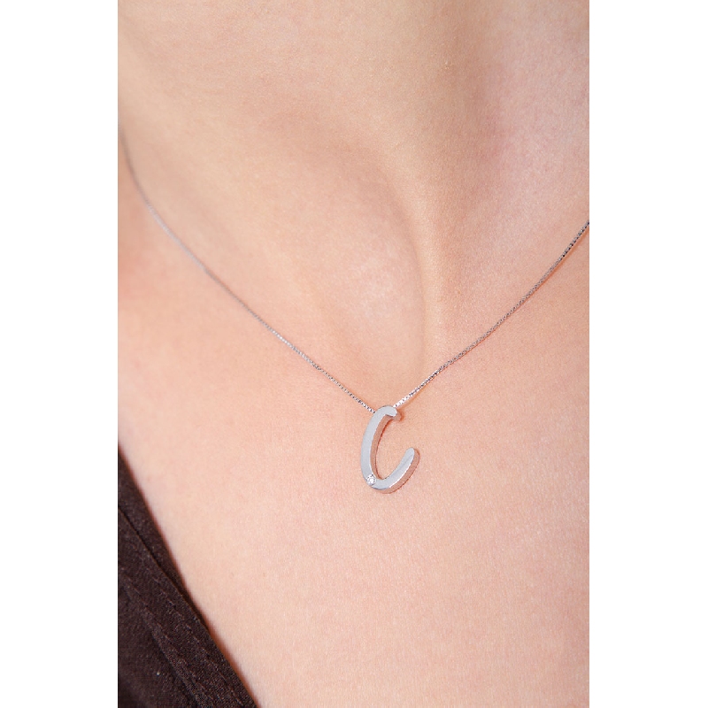 Collier en or blanc 18k avec lettre C et diamant Collier en or blanc 18k avec lettre C et diamant