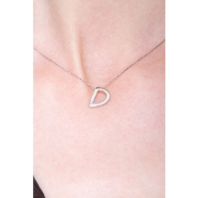Collier avec lettre  D en or blanc et diamants