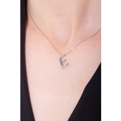 Collier personnalisé avec la lettre E en or blanc et diamants 2