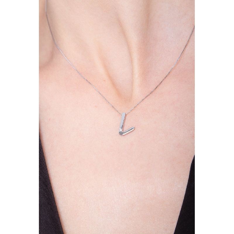 Collier en or blanc 18k lettre L et diamant Collier en or blanc 18k lettre L et diamant