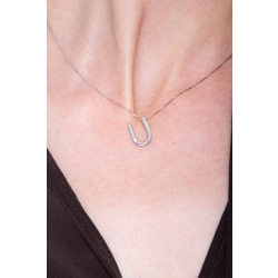 Collier personnalisé lettre U or blanc et diamants 2