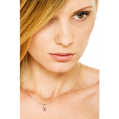 Collier en or blanc 18 carats avec pendentif améthyste ovale et diamants