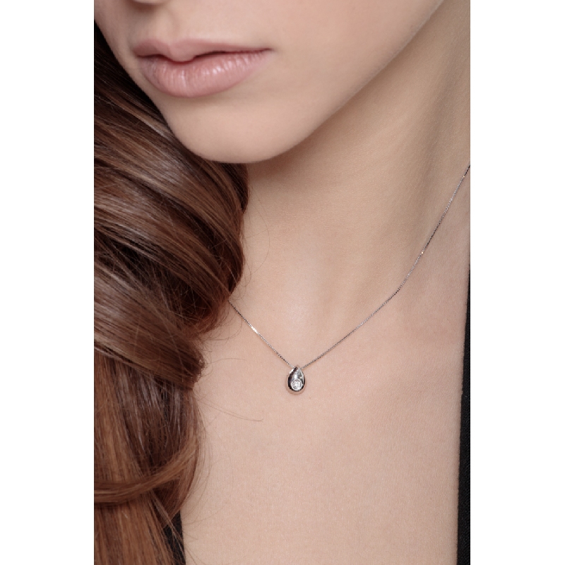 Collier goutte en or blanc 18k et diamant  Collier goutte en or blanc 18k et diamant