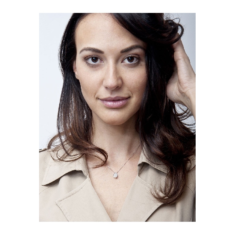Collier en or blanc 18k avec pendentif en forme de goutte serti de diamants Collier en or blanc 18k avec pendentif en forme de goutte serti de diamants