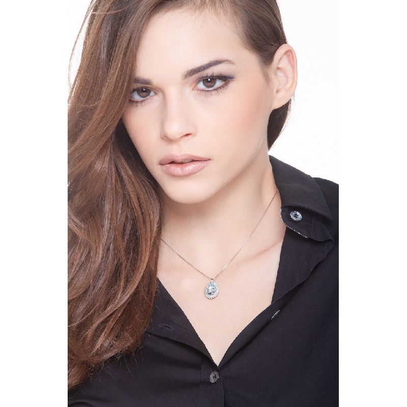 Collier en or blanc 18k avec aquamarine et diamants  Collier en or blanc 18k avec aquamarine et diamants