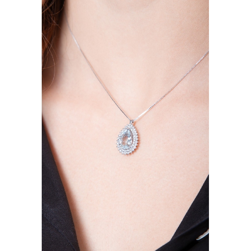 Collier en or blanc 18k avec aquamarine et diamants  Collier en or blanc 18k avec aquamarine et diamants