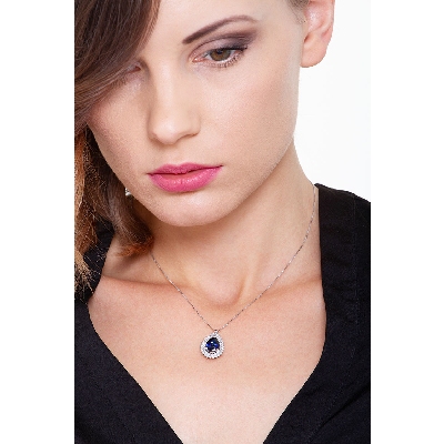 Collier halo en or blanc 18k avec un saphir bleu 