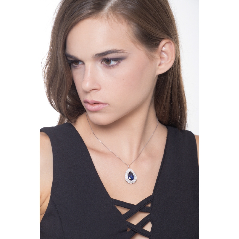 Collier en or blanc 18k avec saphir bleu et trois rangs de diamants Collier en or blanc 18k avec saphir bleu et trois rangs de diamants