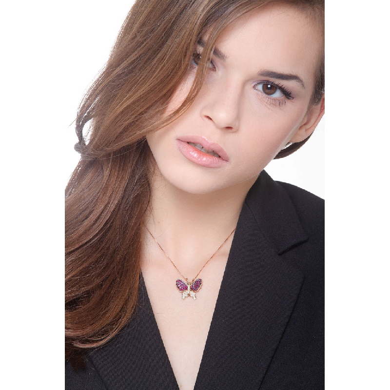 Collier pendentif papillon en or rose avec diamants et rubis