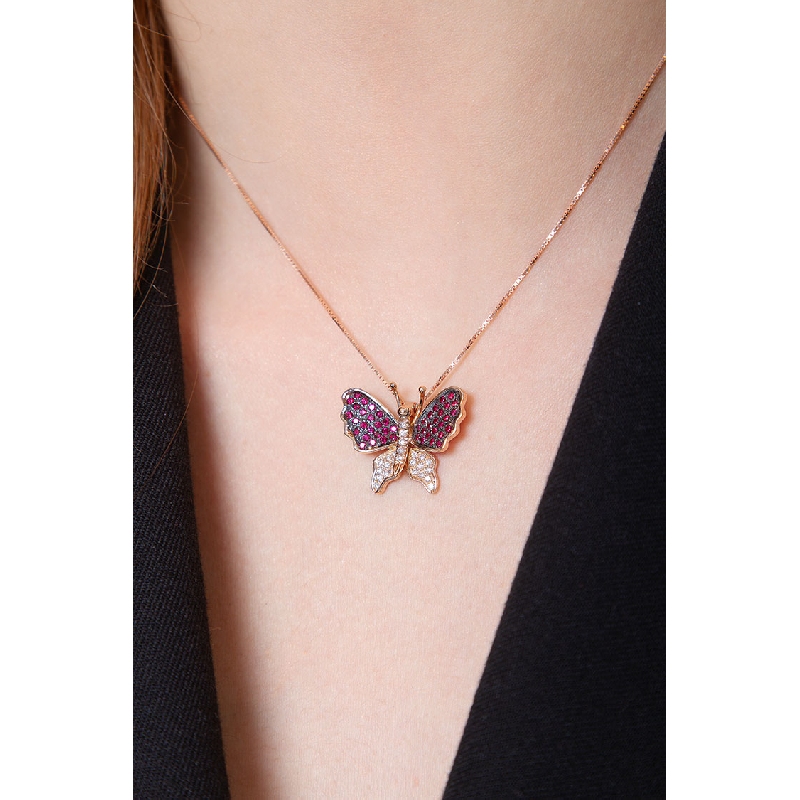 Collier pendentif papillon en or rose avec diamants et rubis